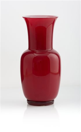 VASO OPALINO VENINI, 1986 Vaso rosso in vetro soffiato con la tecnica...