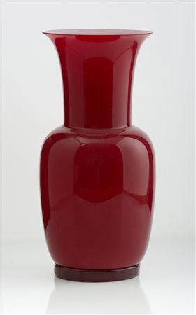 VASO OPALINO VENINI, 1986 Vaso rosso in vetro soffiato con la tecnica...