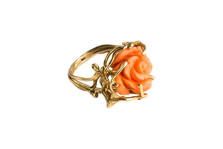 Anello oro con corallo rosa. Corallo lavorato a forma di rosa. Peso...