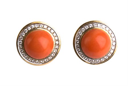 Orecchini con coralli tondi. Brillanti cti. 0,50 c.ca. Peso gr. 14,30. Clips...