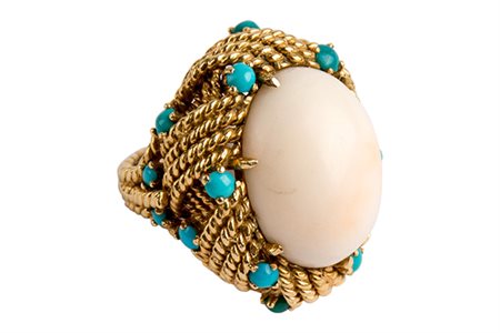 Anello con corallo e turchesi a cordella. Peso complessivo gr. 22. Misura 12