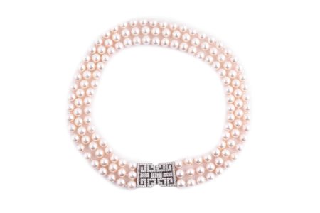 Collana 3 fili di perle. Perle mm 9 -9 1/5 sferiche, pulite, qualità buona....