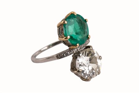 Anello in platino ed oro con un Brillante cti. 4,20 c.ca e Smeraldo....
