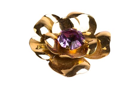 Spilla fiore con grande ametista al centro . Oro 18 Kti. Peso complessivo gr. 54