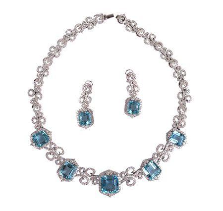 Parure collana e orecchini con Acquemarine e brillanti. 7 Acquamarine cti. 60...