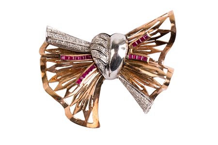 Spilla anni '50 in oro bianco e rubini carré. Oro 18 Kti. Peso complessivo...