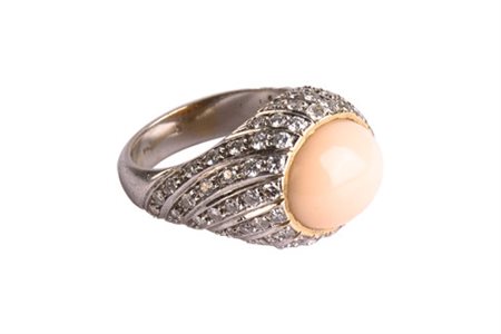 Anello trombino corallo e brillanti. corallo e brillanti cti. 0,60 c.ca Oro...