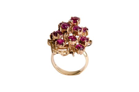 Anello oro giallo con rubini e diamantini. Rubini cti. 3 c.ca Oro 18 Kti....