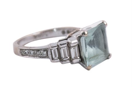 Anello con acquamarina e 6 baguettes. Montatura oro bianco 18 kti. Misura 9