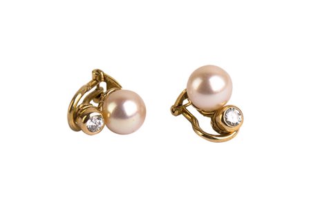 Orecchini con perle e due brillanti. Perle mm 8,5 oro 18 kti Brillanti cti...