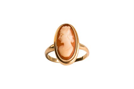 Anello con cammeo ovale oro basso.