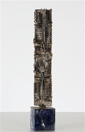 ARNALDO POMODORO 1926 Stele, 1977 Scultura in argento cromato, cm. 24 x 4 x 4...