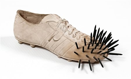 GUNTER UECKER 1930 Uecker schuh, 1972 Scultura in gesso e chiodi, cm. 10 x 32...
