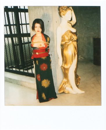 NOBUYOSHI ARAKI Tokyo 25/05/1940 Senza titolo polaroid cm. 11x9, firma al retro.
