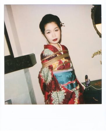 NOBUYOSHI ARAKI Tokyo 25/05/1940 Senza titolo polaroid cm. 11x9, firma al retro.