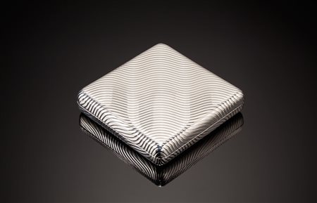Scatola in argento di forma rettangolare decorata a linee ondulate. Italia,...