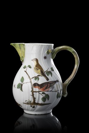 Caffettiera in porcellana senza coperchio con decoro policromo ad uccelli....