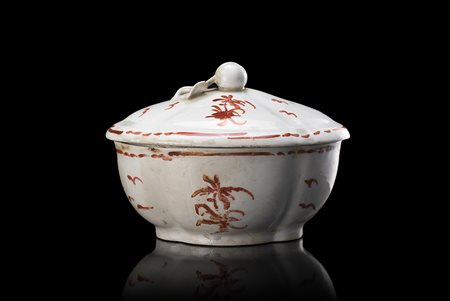 Zuccheriera in maiolica decorata a fiori sparsi e bordure vegetale stilizzata...