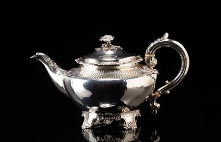 Teiera in argento di forma circolare con pancia e coperchio lisci, spalla a...