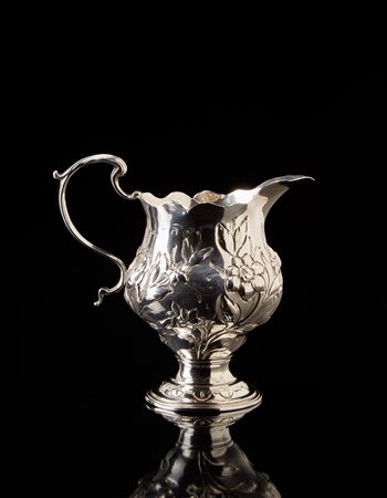 Cremiera in argento, con piede circolare, corpo a balaustro svasato, sbalzato...