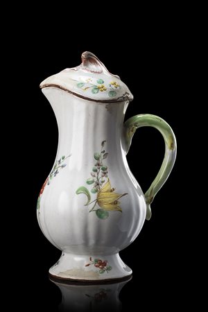 Caffettiera in maiolica a decoro floreale. Manico a ricciolo a guisa di ramo...