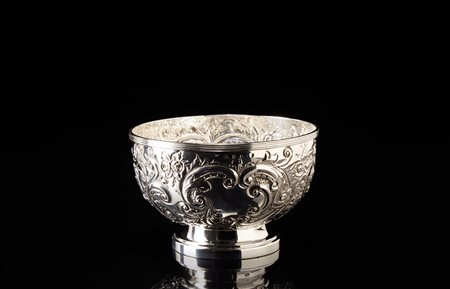 Ciotola in argento con corpo circolare sbalzato e cesellato a motivi a fiori...