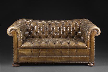 Divano Chester ricoperto in pelle capitonnÈ a patina verde (largh. cm 170) A...