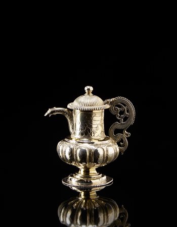 Piccolo versatoio in argento con corpo piriforme liscio con beccuccio...