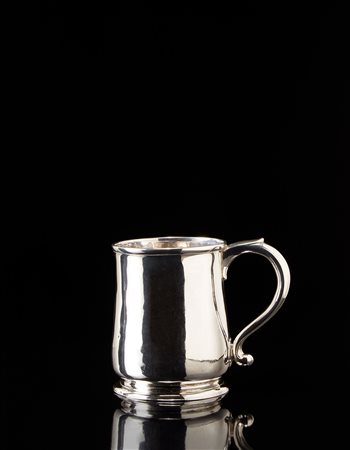 Boccale in argento con corpo cilindrico liscio, manico ad ansa. Argentiere...