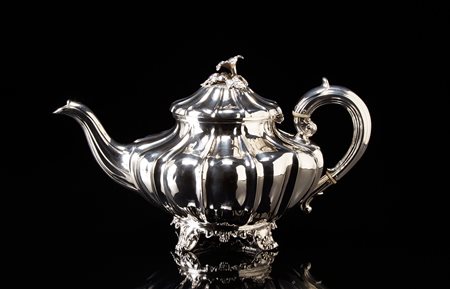 Teiera in argento con corpo di forma circolare a baccellature e costolature...