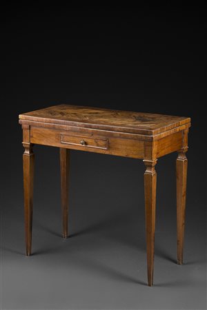 Tavolo da gioco lastronato in noce, piano apribile a libro con posaceneri...