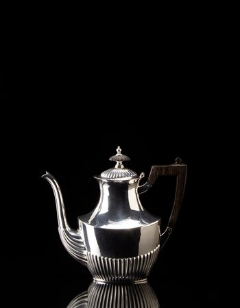 Caffettiera in argento con corpo a balaustro di sezione ovale con base...