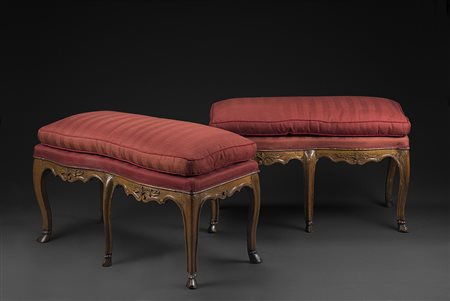 Coppia di panchetti in noce a fascia mossa sagomata e intagliata. Gambe curve...