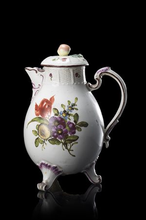 Caffettiera in porcellana con tre piedini a ricciolo e decorazione a bouquet...