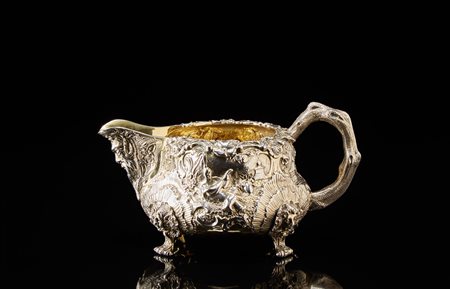 Salsiera in argento con corpo a barca sbalzata e cesellata con volute, motivi...