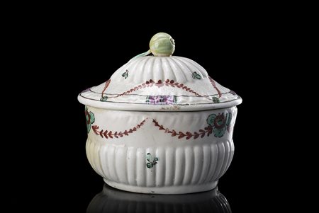 Zuccheriera in porcellana con corpo a baccellature a rilievo (h. cm 9 x 10)...