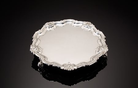 Salver in argento di forma circolare con fondo liscio, cavetto sagomato e...