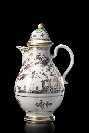 Caffettiera in porcellana con decoro a fiori di gusto orientale con profili e...