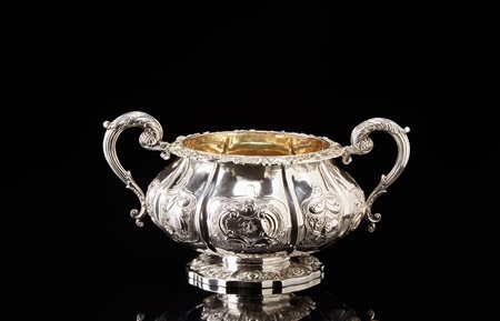 Zuccheriera in argento di forma circolare con piede mistilineo, corpo...