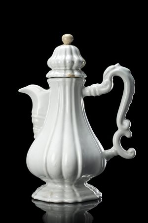 Caffettiera piriforme costolata in maiolica bianca. Coperchio ëalla persianaí...