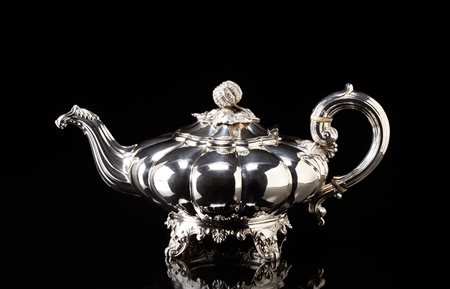 Teiera in argento di forma circolare schiacciata e decorata a baccellature...