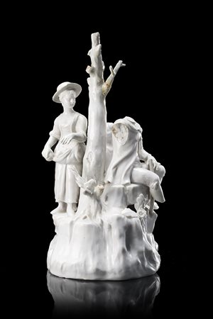 Gruppo plastico in porcellana bianca raffigurante tre contadini ed un albero...