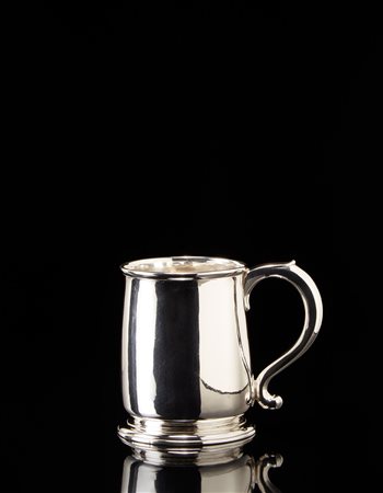 Boccale in argento con corpo cilindrico liscio, manico ad ansa. Argentiere...