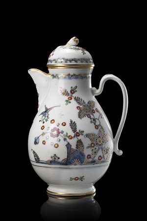 Caffettiera in porcellana con decoro a fiori orientali e rialzi in oro sul...