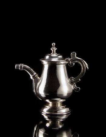 Piccolo versatoio in argento con corpo a balaustro baccellato, godronato e...