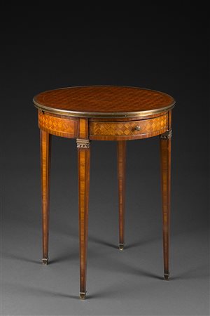 Tavolino tondo lastronato a marquetterie in legni vari, piano incorniciato in...
