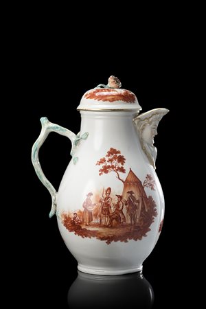 Grande caffettiera in porcellana dipinta a rosso ferro con scena militare....