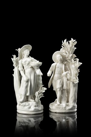 Coppia di piccole plastiche raffiguranti contadino e contadinella con albero...