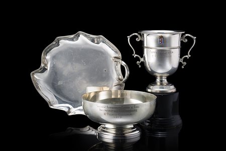 Lotto di due coppe e un posacenere in argento (gr 690 ca.) (difetti) Two...