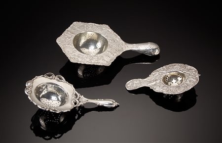 Lotto di tre colini da the in argento (gr 150 ca.) (difetti) Lot comprising...